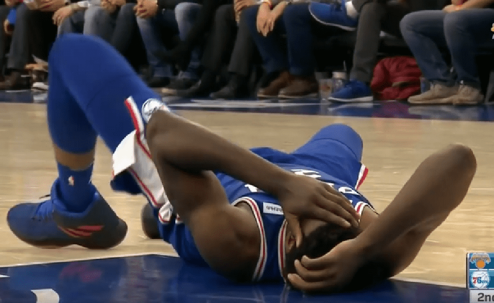 Joel Embiid blessé à la têt après un choc avec Fultz