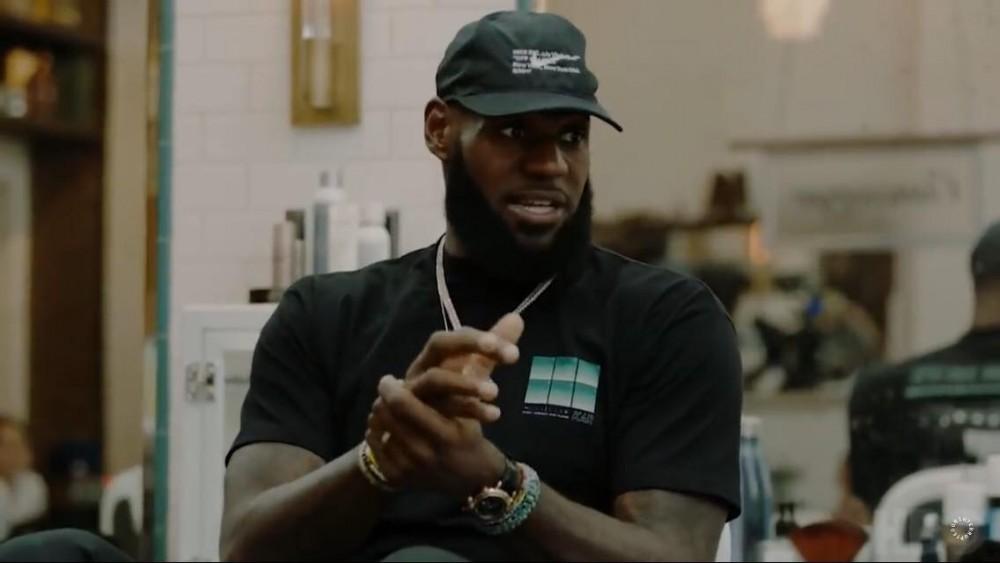 LeBron James s'adapte bien à sa nouvelle vie à Hollywood : prochaine étape... un talk-show dans un barbershop