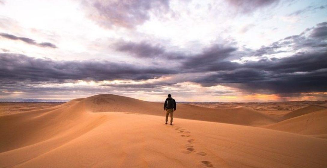 homme dans le désert 21 mars 2020