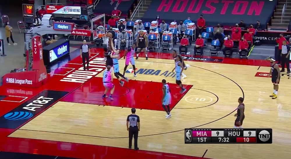 Victor Oladipo dunk Duncan Robinson (12 février 2021)