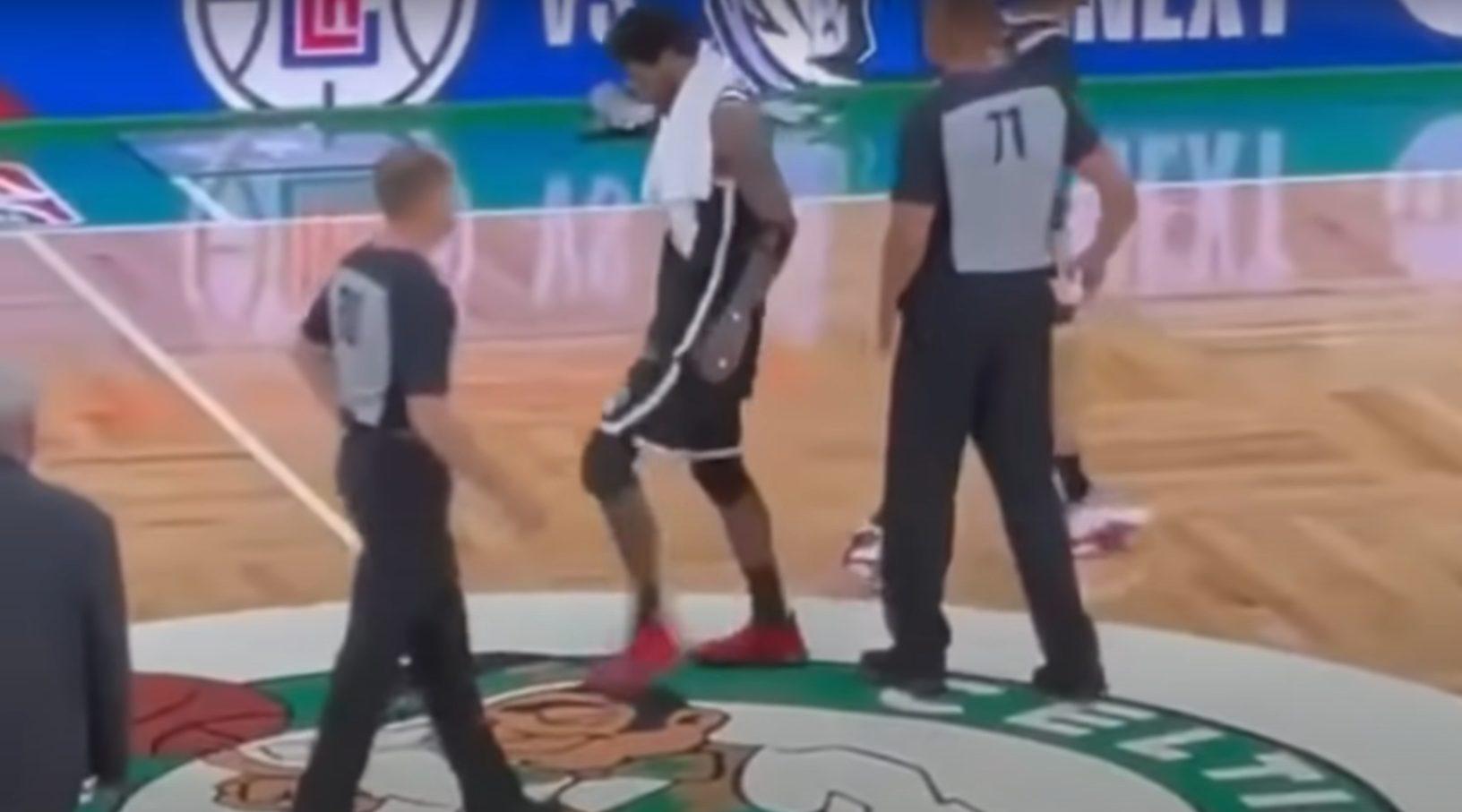 Kyrie Irving marche sur le logo des Celtics Game 4 2021