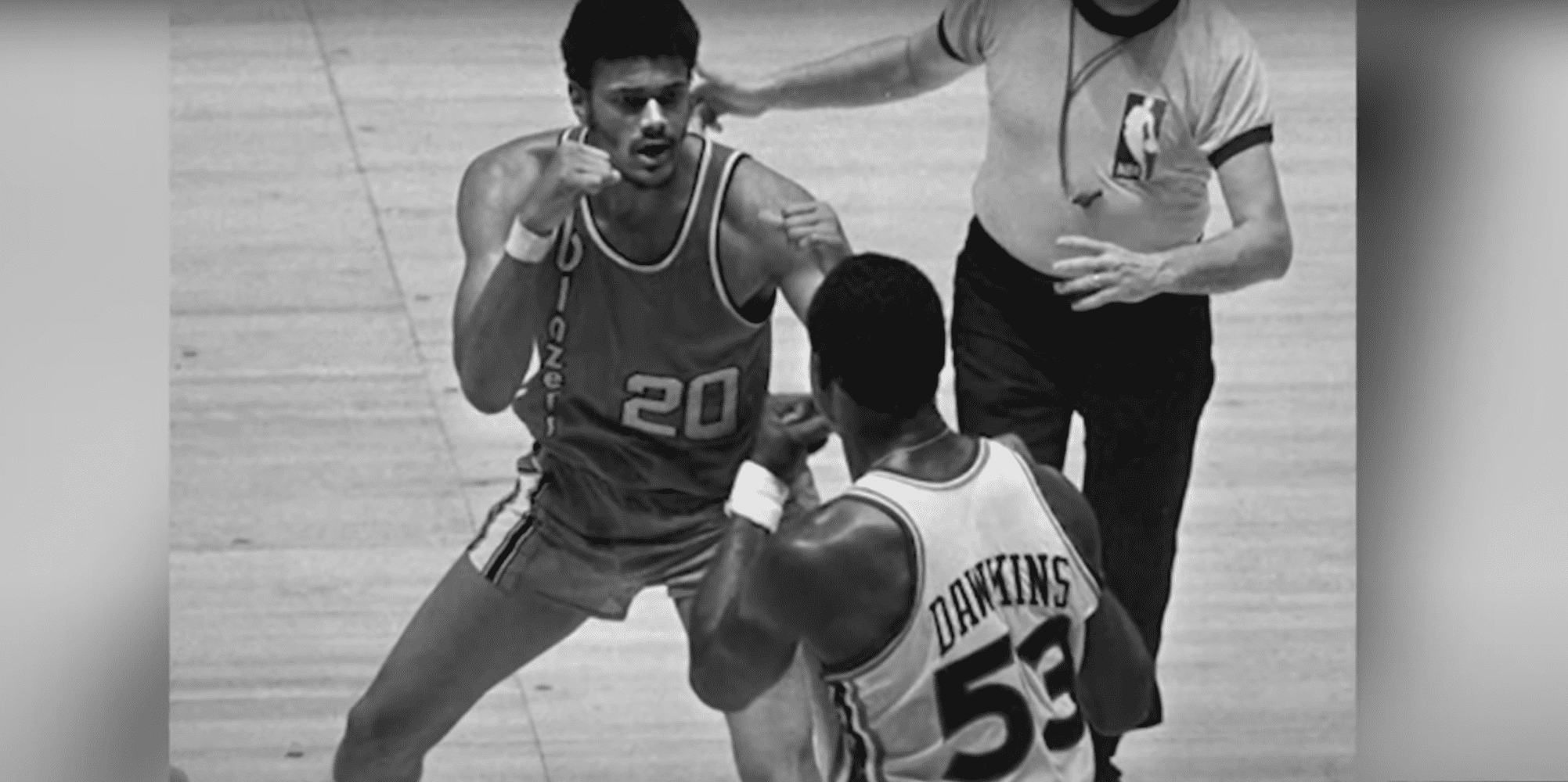 Maurice Lucas et Darryl Dawkins se croient sur un ring de boxe
