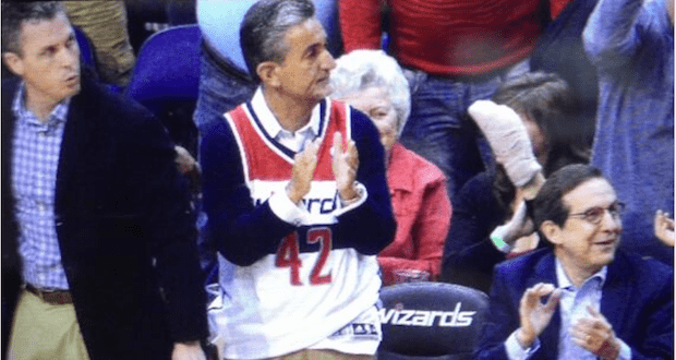 Ted Leonsis avec le maillot de Nene