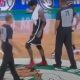 Kyrie Irving marche sur le logo des Celtics Game 4 2021